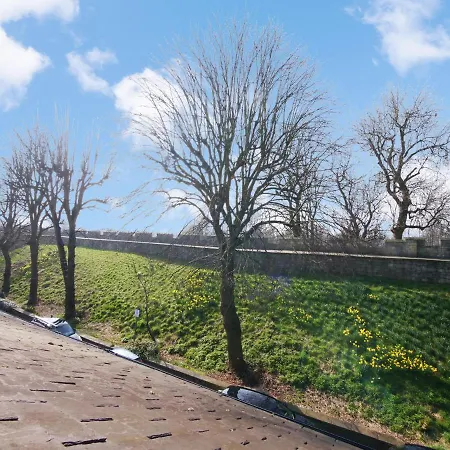 Tatil Evi Bar Cottage-city Views-sleeps 5 *