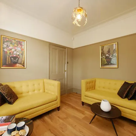 Bar Cottage-city Views-sleeps 5 *