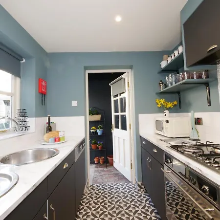 Bar Cottage-city Views-sleeps 5 Holiday home