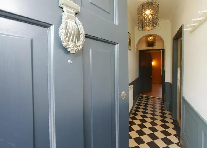 Bar Cottage-city Views-sleeps 5 *