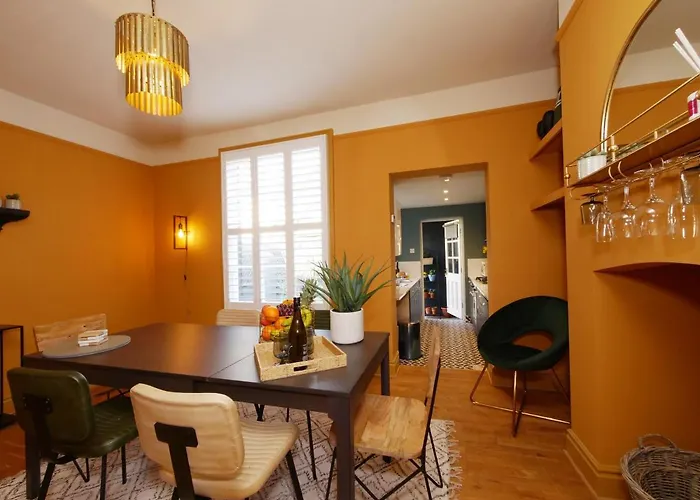 Semesterbostad Bar Cottage-city Views-sleeps 5 *