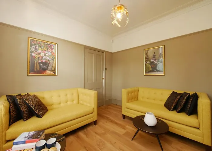 Bar Cottage-city Views-sleeps 5 *