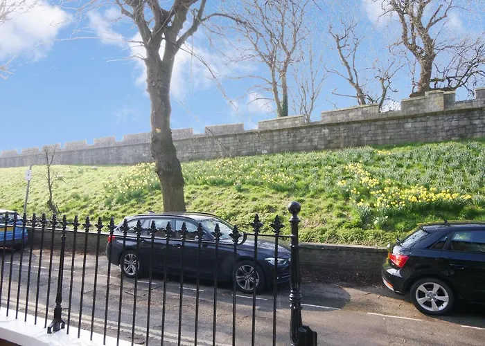 Semesterbostad Bar Cottage-city Views-sleeps 5