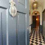 Bar Cottage-city Views-sleeps 5 *
