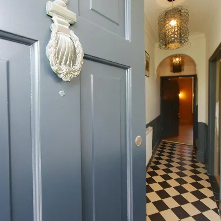 Bar Cottage-city Views-sleeps 5 *