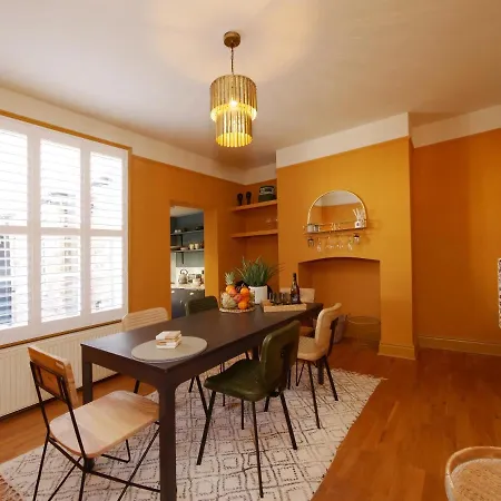 Bar Cottage-city Views-sleeps 5 度假居