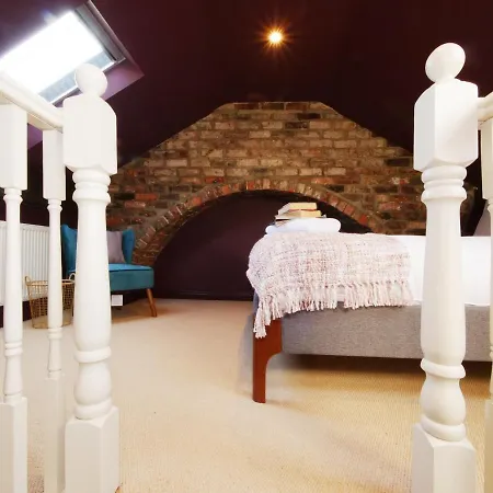 Bar Cottage-city Views-sleeps 5 York